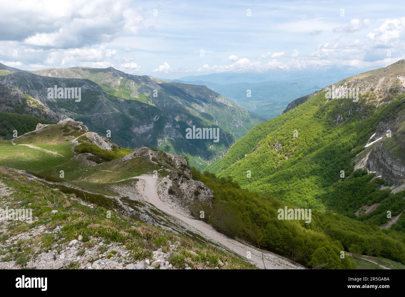 Berglandschaft in der Apennine Range in der Nähe von Monte Terminillo im Mai, Mittelitalien, Europa Stockfoto