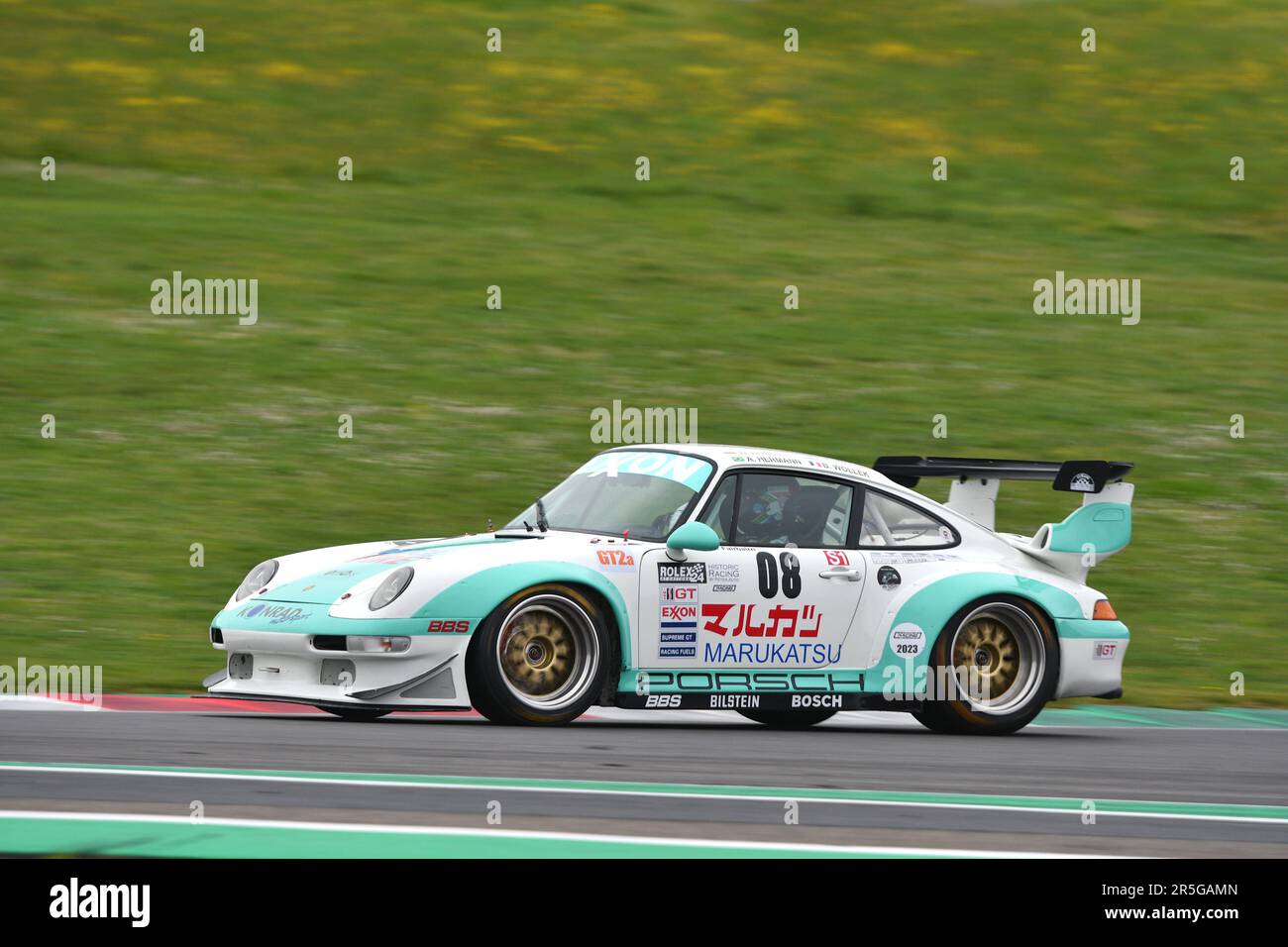 Scarperien, 2. April 2023: Porsche 993 GT2 Evo Jahr 1999 in Aktion während Mugello Classic 2023 auf dem Mugello Circuit in Italien. Stockfoto