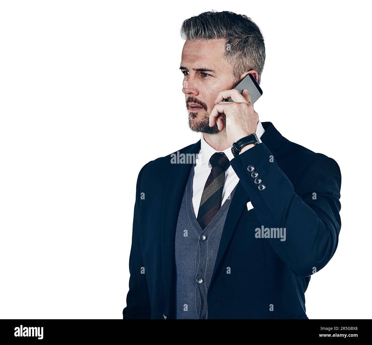 Er weiß, wen er anrufen muss, um die Dinge in Gang zu bringen. Studiofoto eines Geschäftsmanns, der ein Mobiltelefon benutzt, vor weißem Hintergrund. Stockfoto