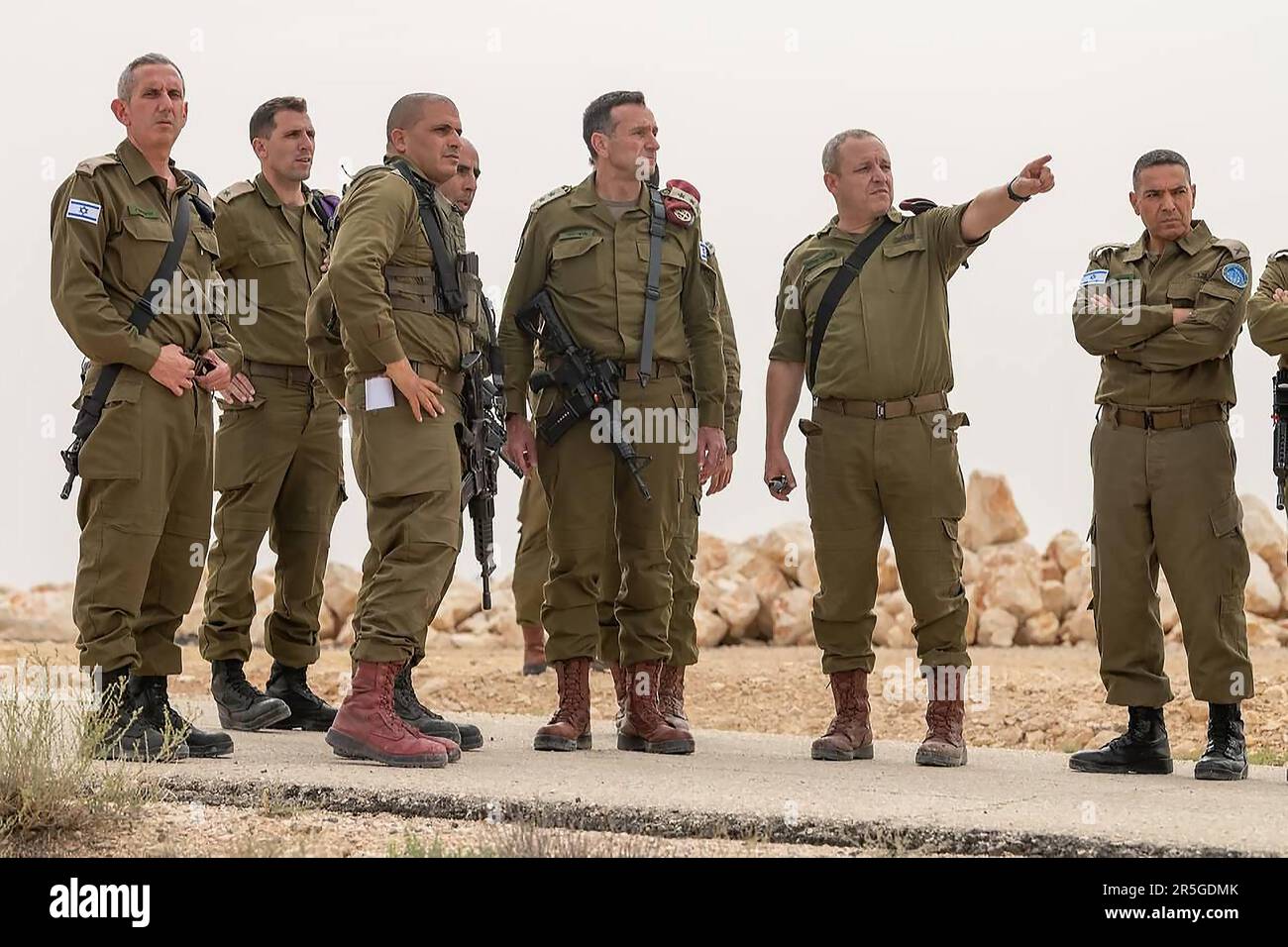 Herzi Halevi, Generalstabschef der israelischen Verteidigungskräfte, (C-R) inspiziert das Gebiet, in dem drei israelische Soldaten bei einem Angriff in der Nähe der Stadt Mitzpe Ramon in Israels südlicher Negev-Wüste, die an die Grenze zu Ägypten grenzt, am 3. Juni 2023 getötet wurden. Drei israelische Soldaten wurden bei einem Angriff nahe der ägyptischen Grenze getötet, nachdem ein Schütze in ägyptischer Polizeiuniform das Feuer eröffnet hatte, so israelische Beamte. Das ägyptische Militär sagte, dass es zu einem Waffenkampf kam, als ein Mitglied der ägyptischen Sicherheitskräfte während der Jagd nach Drogenschmugglern den Sicherheitszaun mit Israel überquerte. Foto Stockfoto