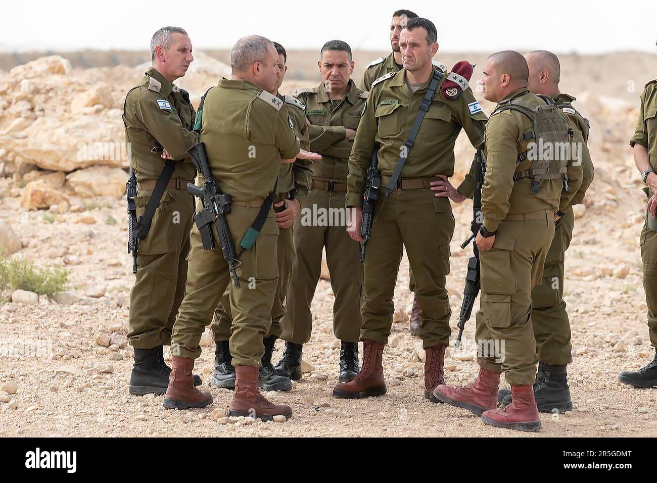 Herzi Halevi, Generalstabschef der israelischen Verteidigungskräfte, (C-R) inspiziert das Gebiet, in dem drei israelische Soldaten bei einem Angriff in der Nähe der Stadt Mitzpe Ramon in Israels südlicher Negev-Wüste, die an die Grenze zu Ägypten grenzt, am 3. Juni 2023 getötet wurden. Drei israelische Soldaten wurden bei einem Angriff nahe der ägyptischen Grenze getötet, nachdem ein Schütze in ägyptischer Polizeiuniform das Feuer eröffnet hatte, so israelische Beamte. Das ägyptische Militär sagte, dass es zu einem Waffenkampf kam, als ein Mitglied der ägyptischen Sicherheitskräfte während der Jagd nach Drogenschmugglern den Sicherheitszaun mit Israel überquerte. Foto Stockfoto