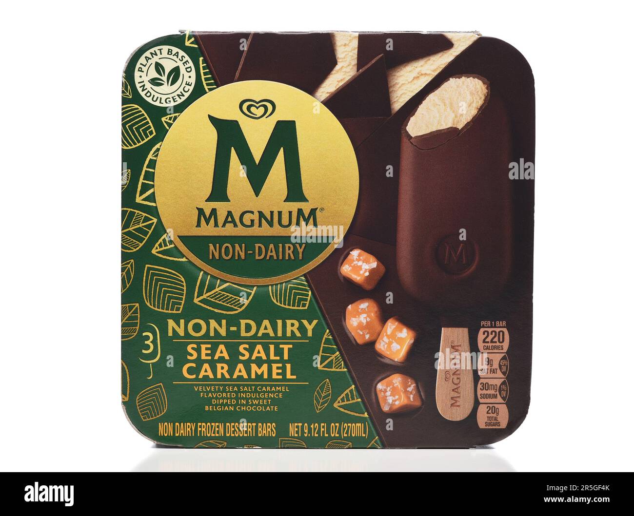 IRIVNE, KALIFORNIEN - 02. Juni 20223: A box Magnum Non-Dairy Sea Salt Caramel Desserts Bars. Stockfoto