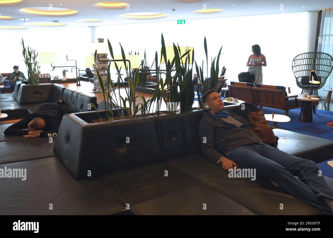 Passagiere machen ein Nickerchen in der ruhigen Gegend, während sie auf ihren Flug in der KLM Crown Business Lounge am Flughafen Schiphol in Amsterdam Niederlande warten Stockfoto