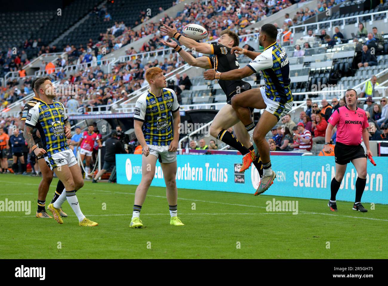 Newcastle, Großbritannien. 03. Juni 2023. Betfred Super League Rugby, Magic Weekend, St James Park, Newcastle, Samstag, 3. Juni 2023, Castleford Tigers gewinnen Leeds Rhinos, Ergebnis 26 zu 24, UK Credit: Robert Chambers/Alamy Live News Stockfoto