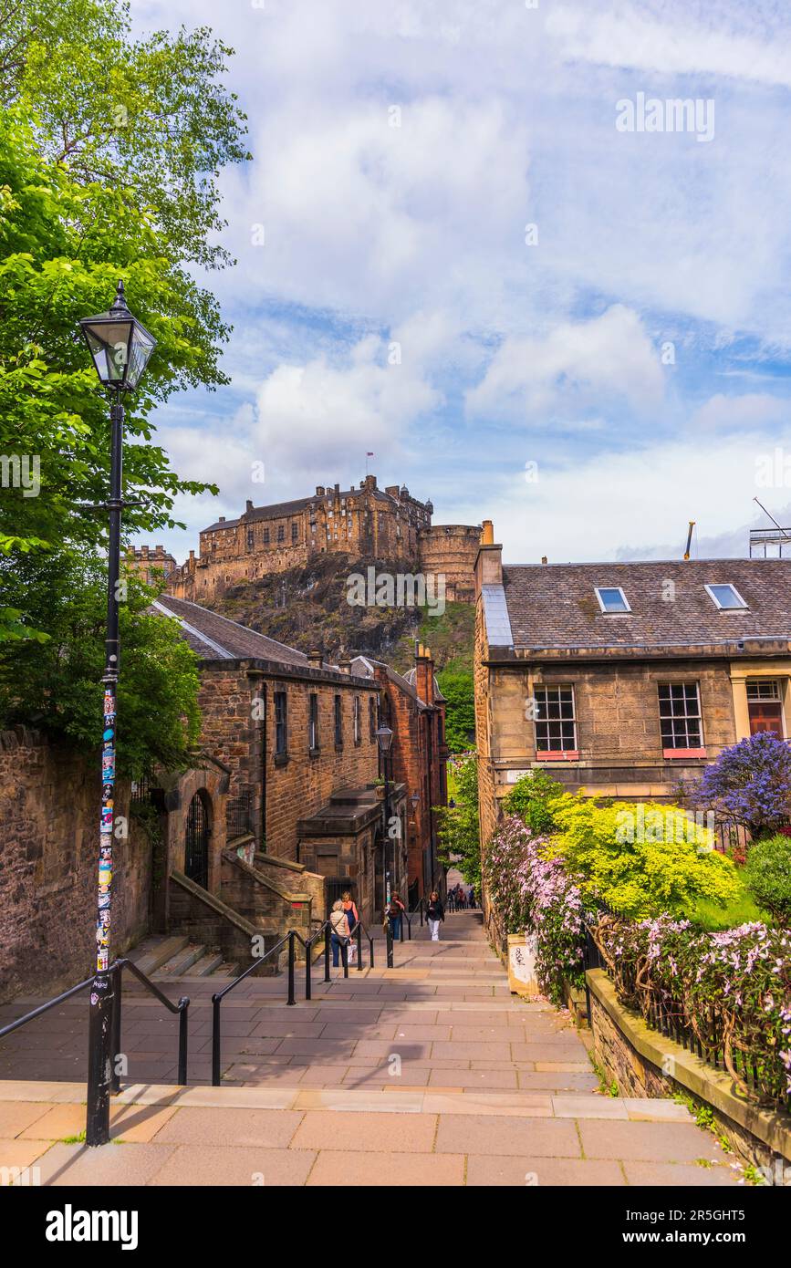 Der Blick auf Edinburgh Castle vom Vennel an einem Frühlingstag. Stockfoto