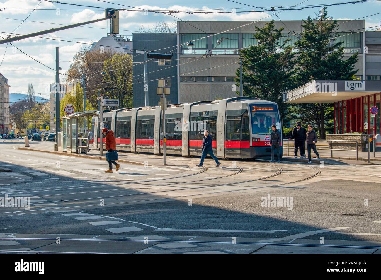 wien, österreich. 5. April 2023 fesselnde Hauptstadt österreichs - eine lebendige Straßenszene mit Straßenbahnblick Stockfoto