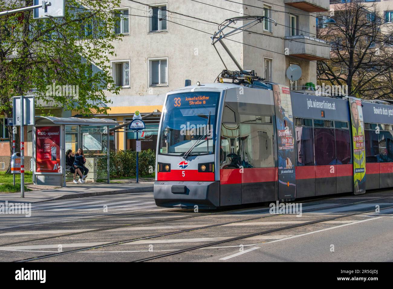 wien, österreich. 5. April 2023 fesselnde Hauptstadt österreichs - eine lebendige Straßenszene mit Straßenbahnblick Stockfoto