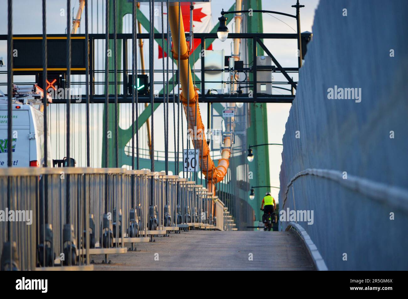 Radweg auf der Hängebrücke Angus L. Macdonald zwischen Halifax und Dartmouth, Nova Scotia, Kanada Stockfoto