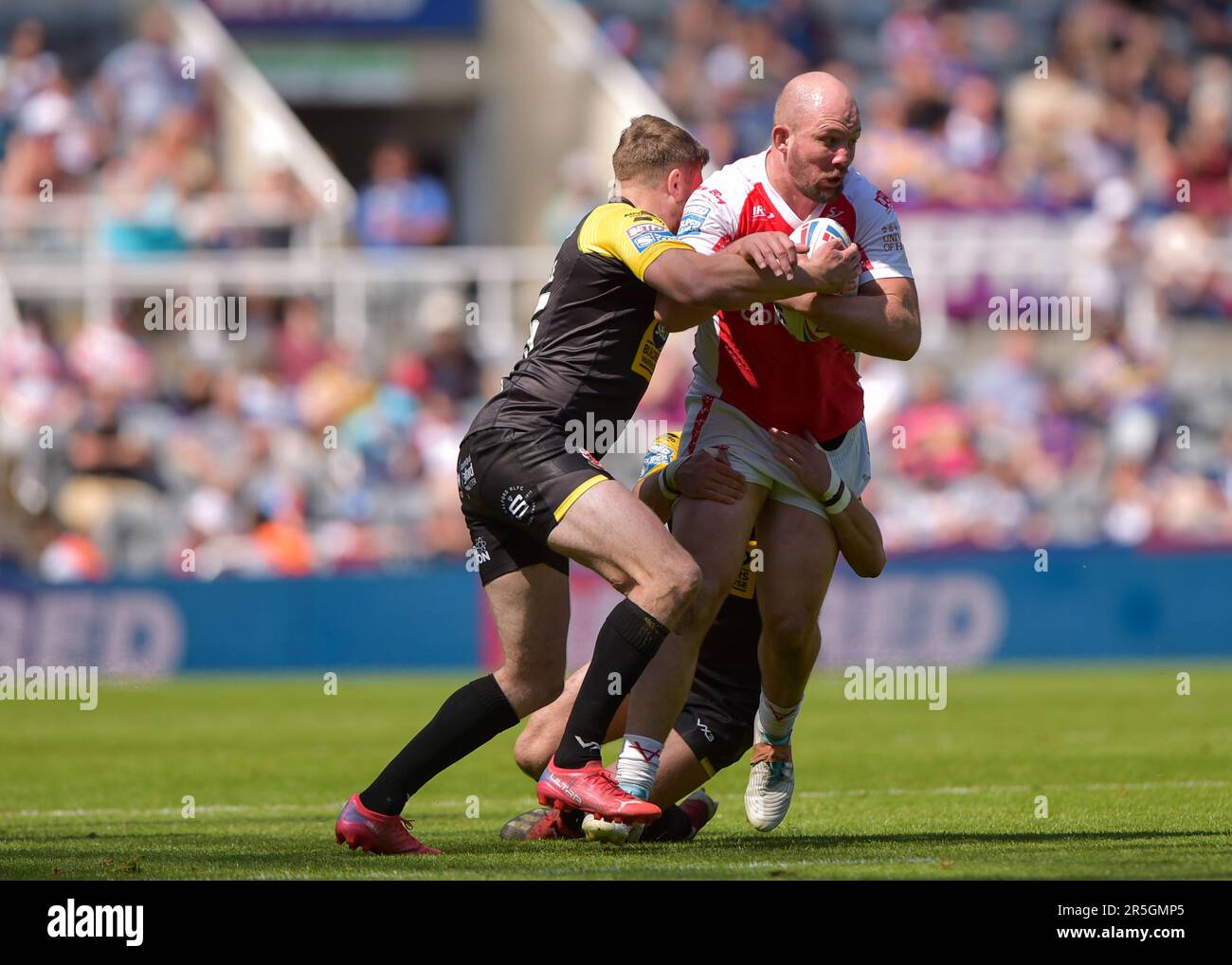 George King #10 von Hull KR in Aktion während des Spiels Salford Red Devils gegen Hull KR bei der Betfred Super League Magic Weekend in St. James's Park, Newcastle, Großbritannien, 3. Juni 2023 (Foto: Craig Cresswell/News Images) Stockfoto