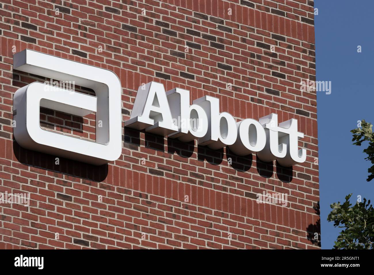 Champaign - circa Juni 2023: Forschungseinrichtung Abbott Laboratories. Abbott Labs ist ein Gesundheitsunternehmen, das medizinische und nährstoffbezogene Produkte herstellt. Stockfoto