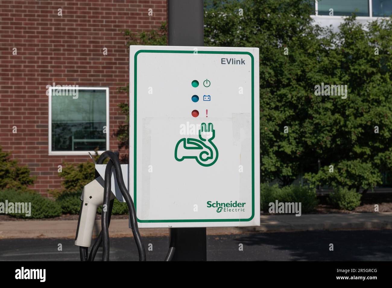 Champaign - ca. Juni 2023: Schnellladegerät für Elektrofahrzeuge von Schneider Electric EVlink. EVlink ermöglicht ein schnelles Aufladen moderner Elektrofahrzeuge Stockfoto