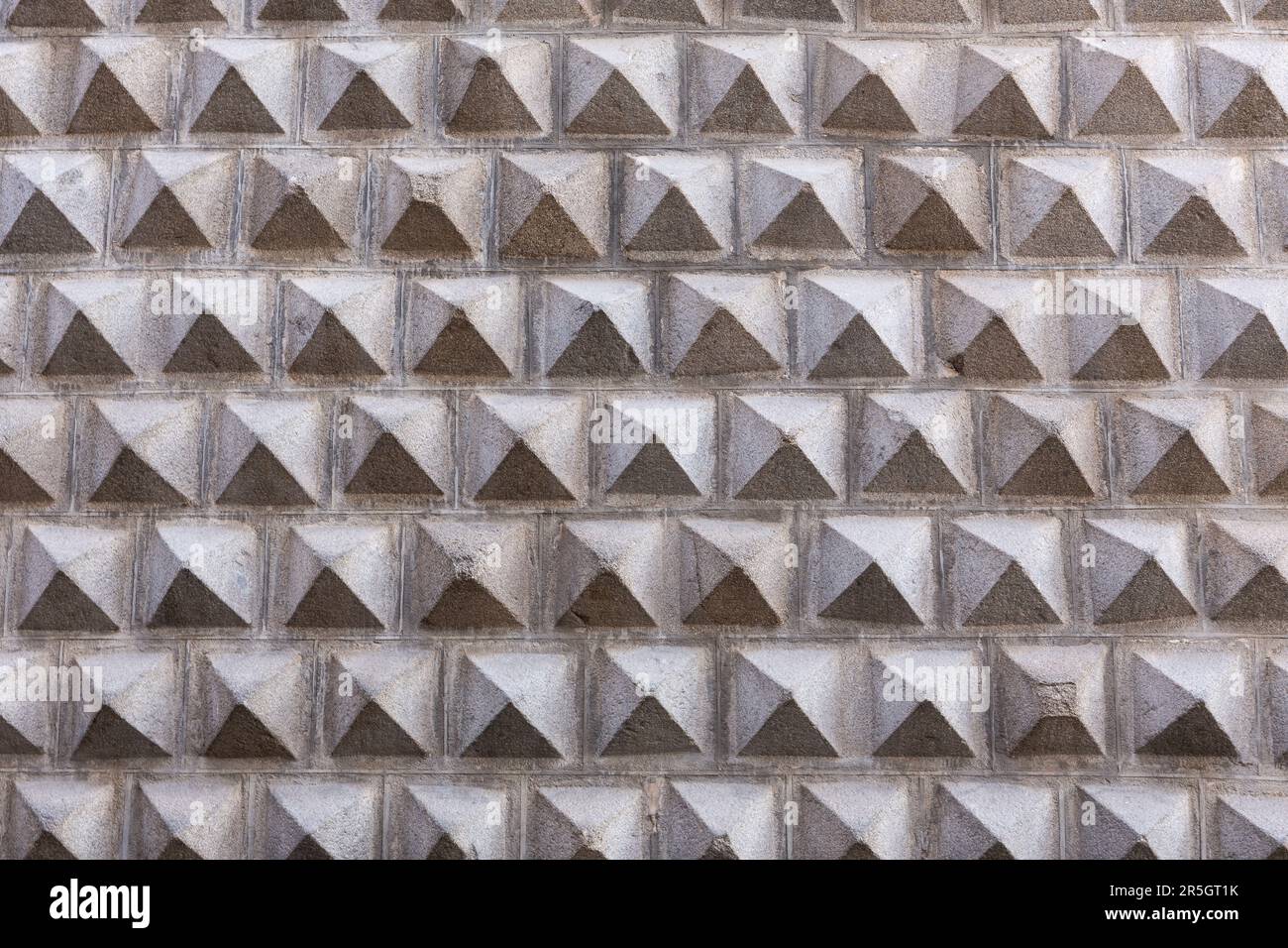 Geometrische Fassade der Casa de los Picos, historisches Renaissance-Gebäude in Segovia, Spanien, mit charakteristischer Fassade aus Granitblöcken. Stockfoto