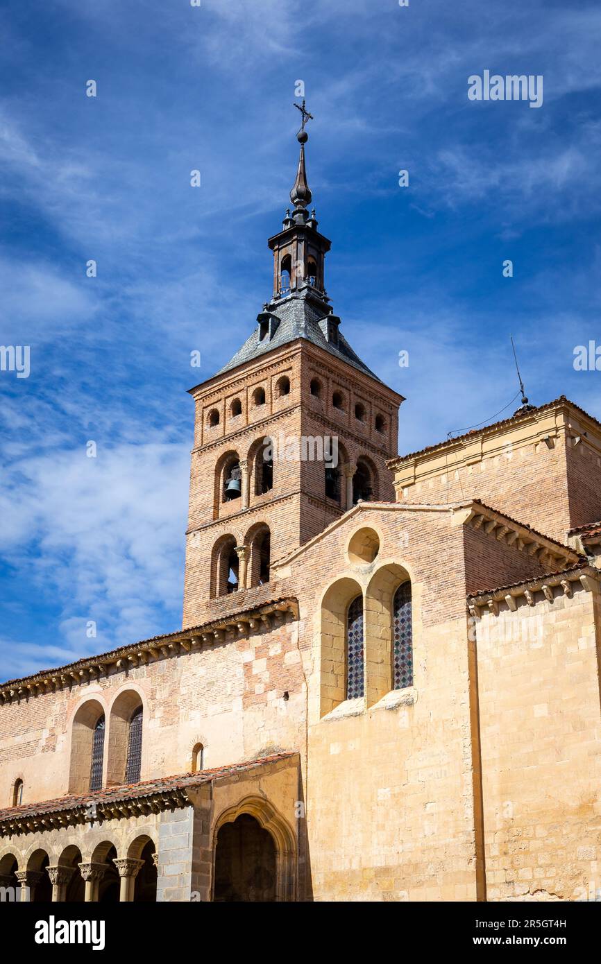 Iglesia de San Martín (Kirche San Martín), romanische katholische Kirche auf der Juan Bravo Straße, Segovia, Spanien. Stockfoto