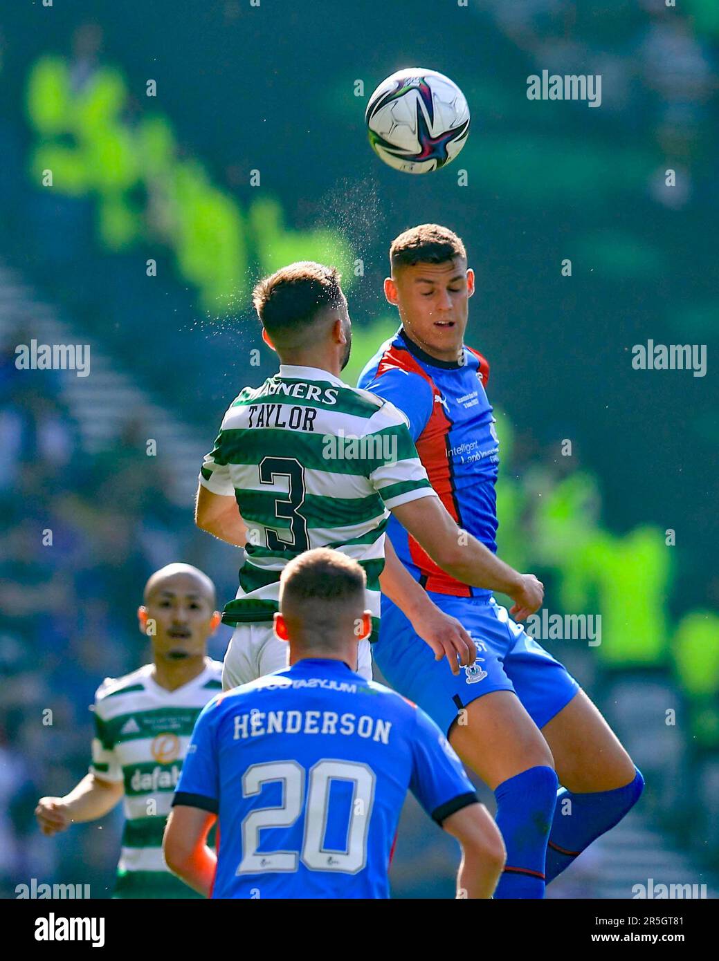 Glasgow, Schottland, Großbritannien. 3. Juni 2023; Hampden Park, Glasgow, Schottland: Scottish Cup Football Final, Celtic versus Inverness Caledonian Thistle; Wallace Duffy of Inverness Caledonian Thistle Heads Clear aus Greg Taylor of Celtic Credit: Action Plus Sports Images/Alamy Live News Stockfoto