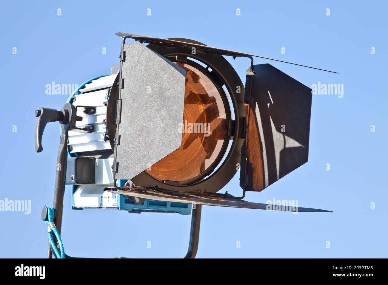 Reflektor in eine Freilichtbühne mit blauem Himmelshintergrund Stockfoto