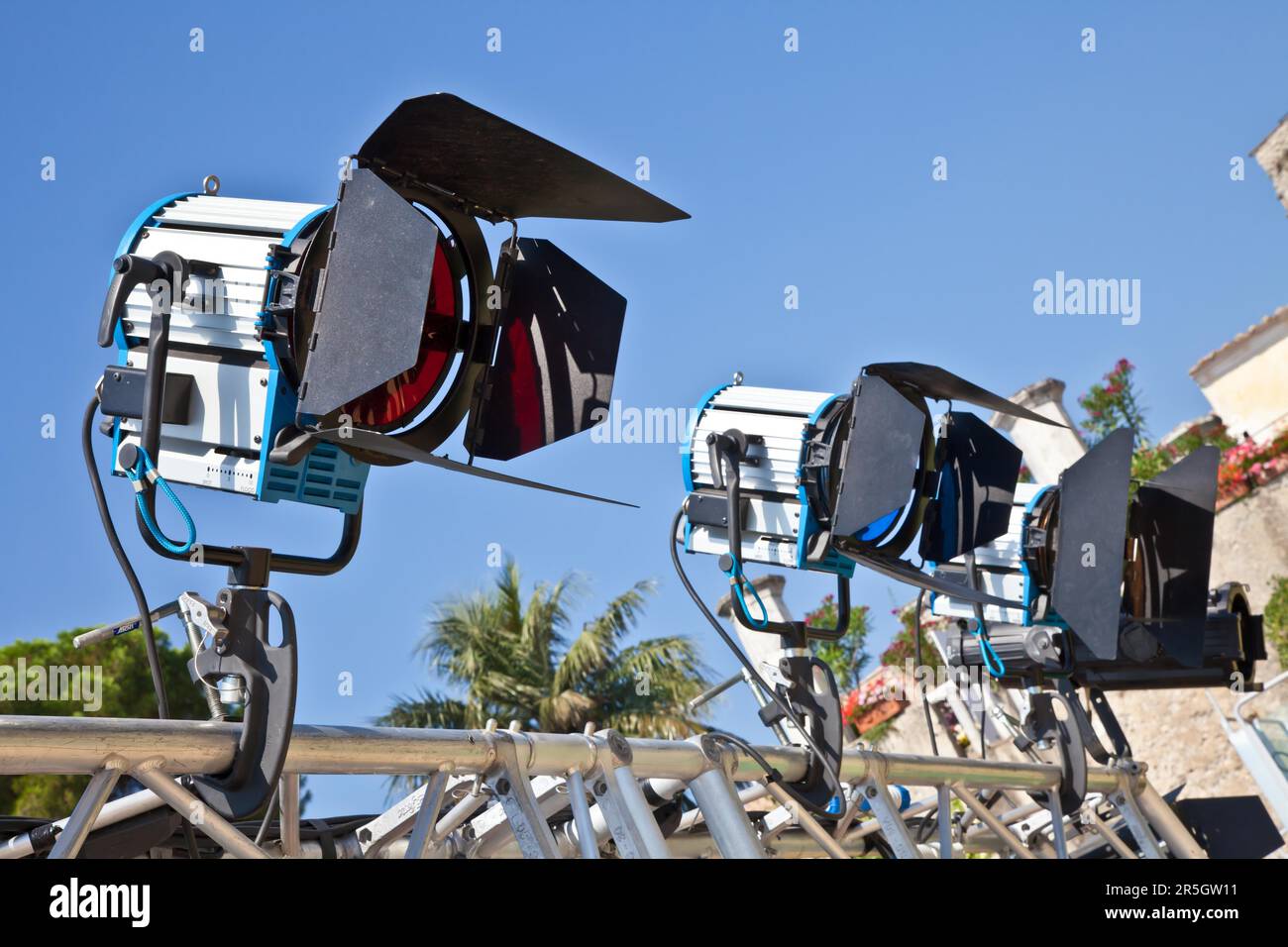 Reflektor in eine Freilichtbühne mit blauem Himmelshintergrund Stockfoto
