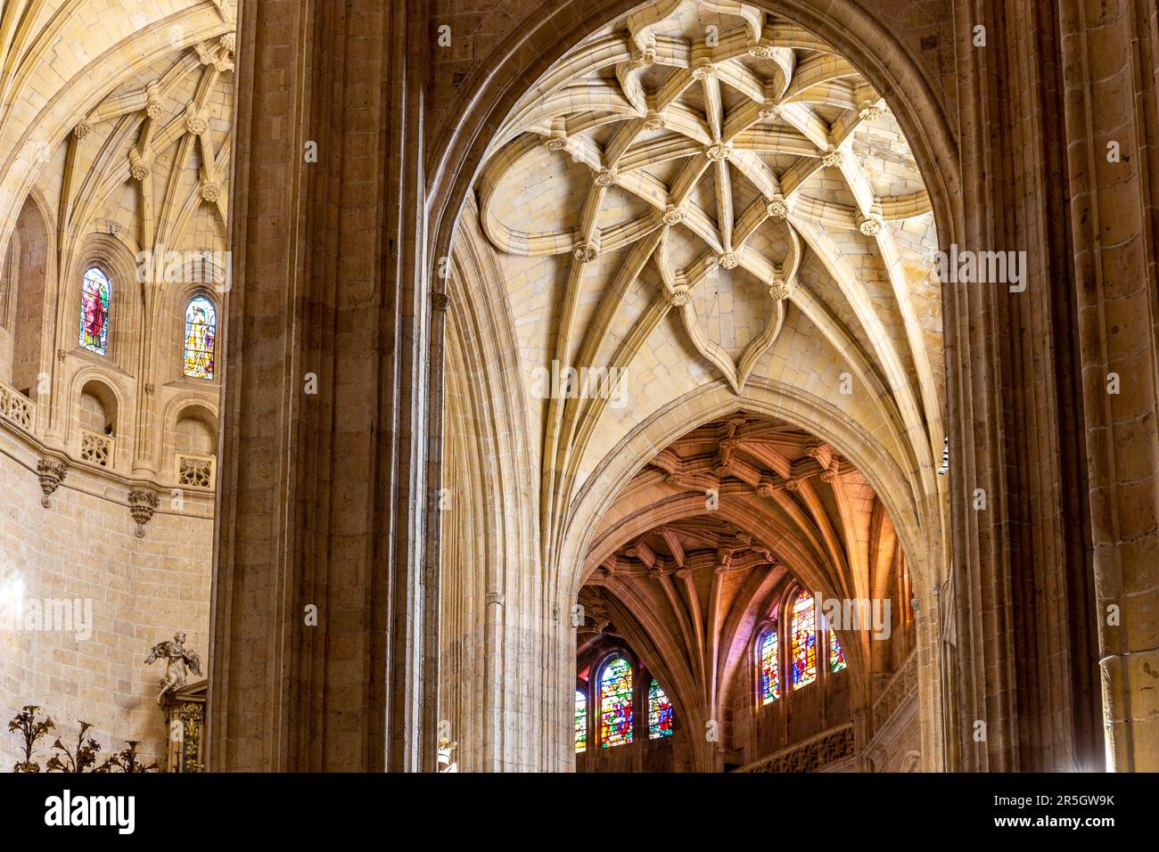 Segovia, Spanien, 03.10.21. Segovia Kathedrale mit Blick auf die dekorativen gotischen Gewölbe mit Blumenschnitzereien, Buntglasfenstern und Segovia. Stockfoto
