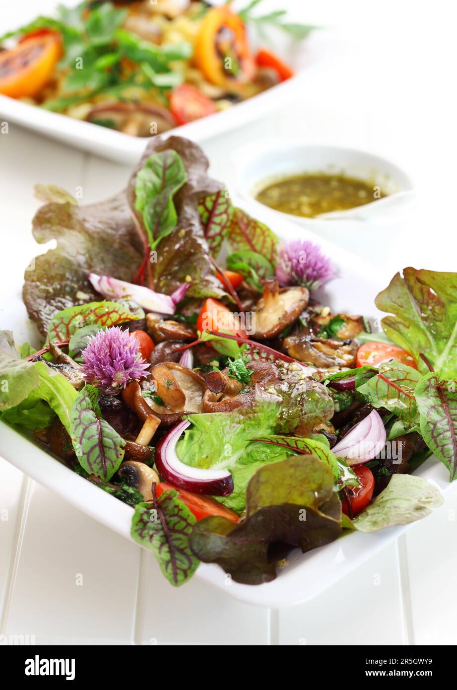 Kalorienarmer Salat mit Shiitake-Pilzen Stockfoto