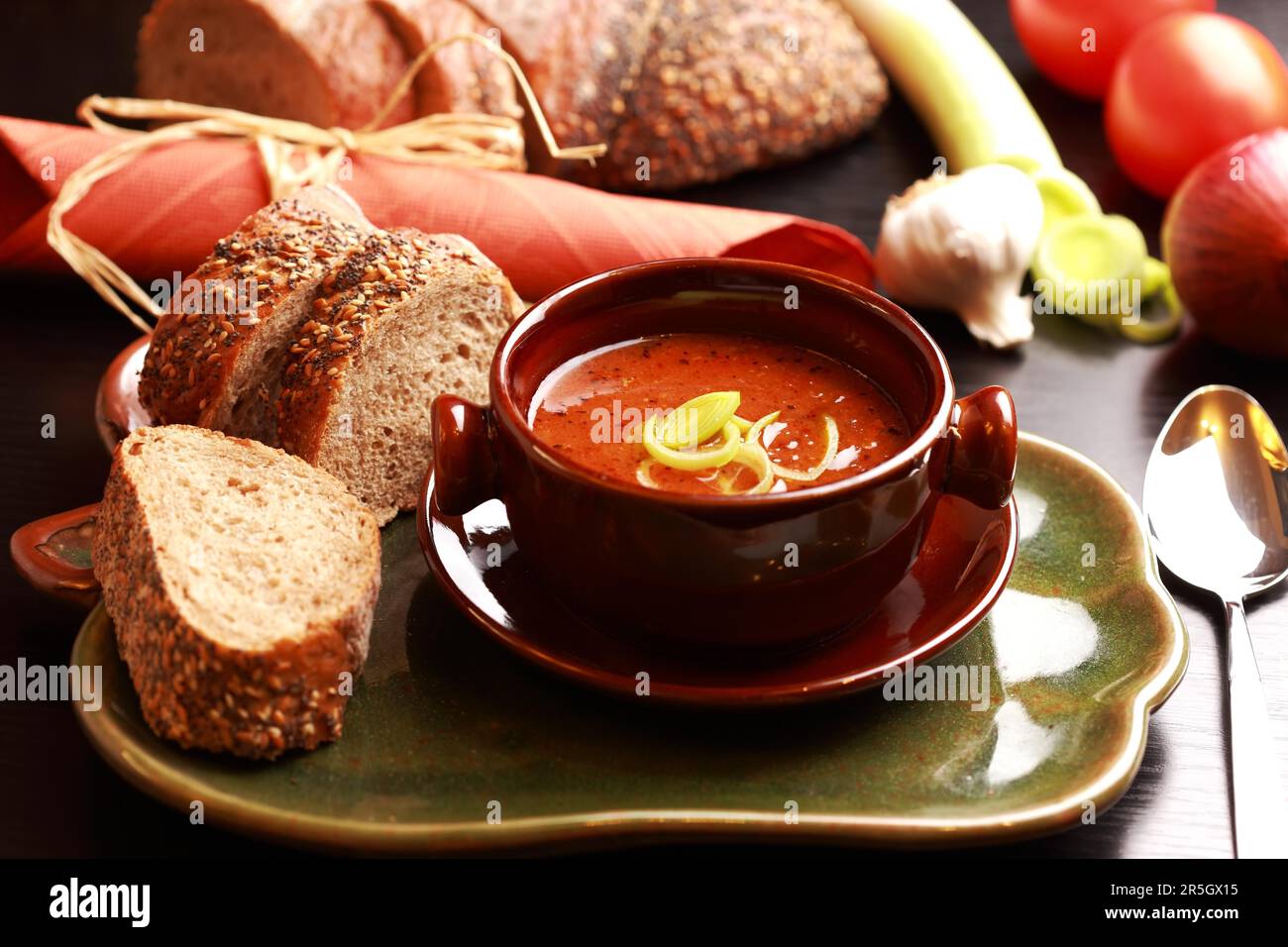 Gourmet-Gulaschsuppe - traditionelle ungarische Küche Stockfoto