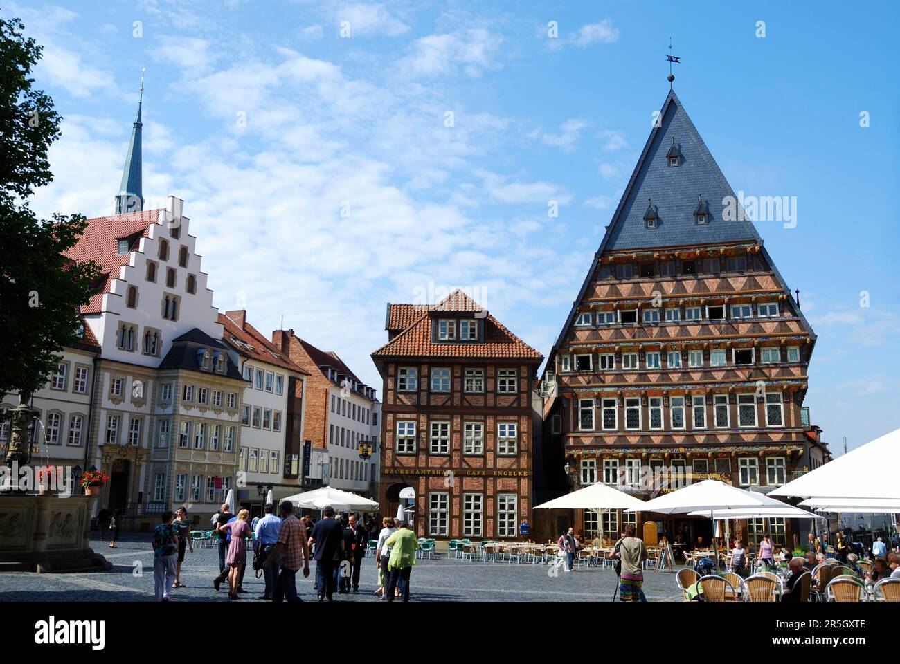 HILDESHEIM, DEUTSCHLAND, AUGUST 18: Touristen auf dem historischen Marktplatz Hildesheim am 18. August 2011. Das Foto wurde auf dem Markt gemacht. Anzeigen Stockfoto