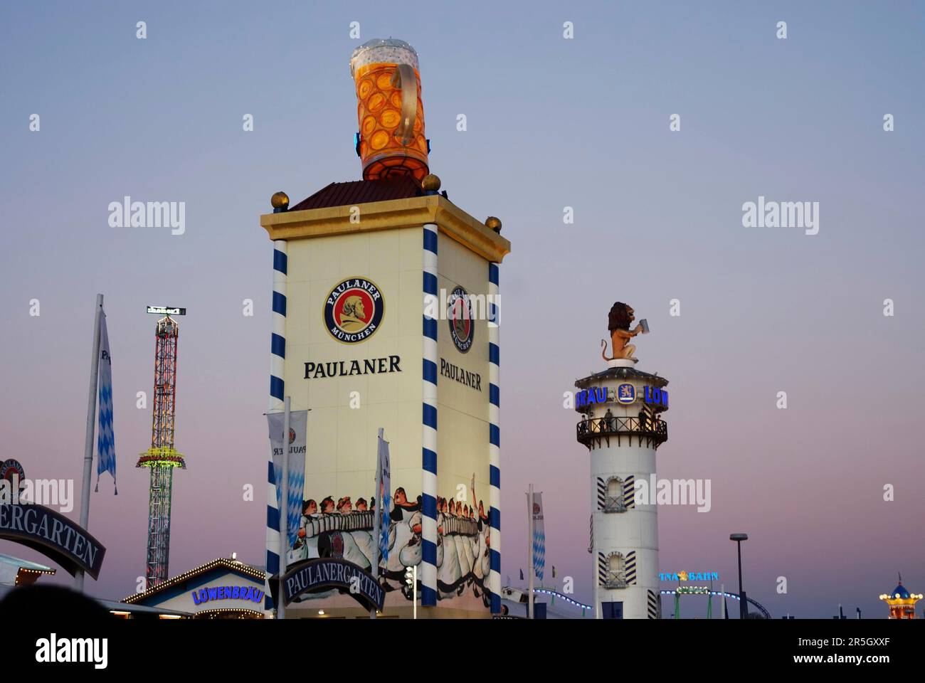 MÜNCHEN, 3. Oktober: Bierzelte aus Paulaner und Loewenbraeu auf dem Oktoberfest in München am 3. Oktober 2011. Das Oktoberfest ist das Stockfoto