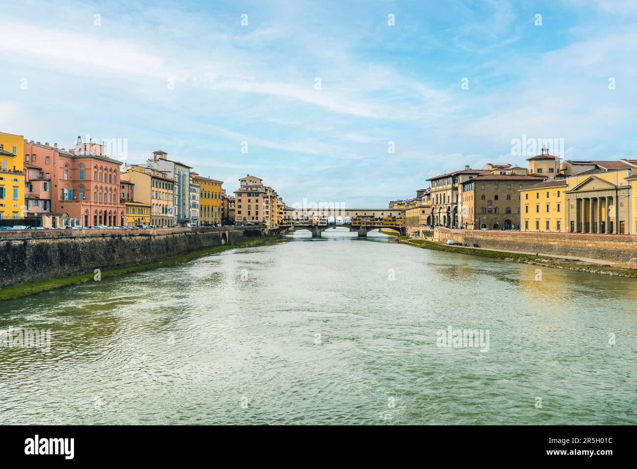 Landschaft des Flusses Arno in Florenz, Italien. Weit weg, Ponte Vecchio Stockfoto