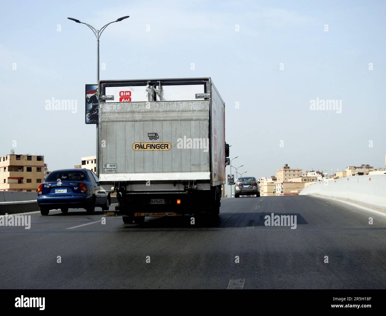 Kairo, Ägypten, Mai 21 2023: PALFINGER Truck Large Vehicle of BIM Market Egypt for Logistics and Delivery goods and Merchandises to the Hypermarket, the Stockfoto