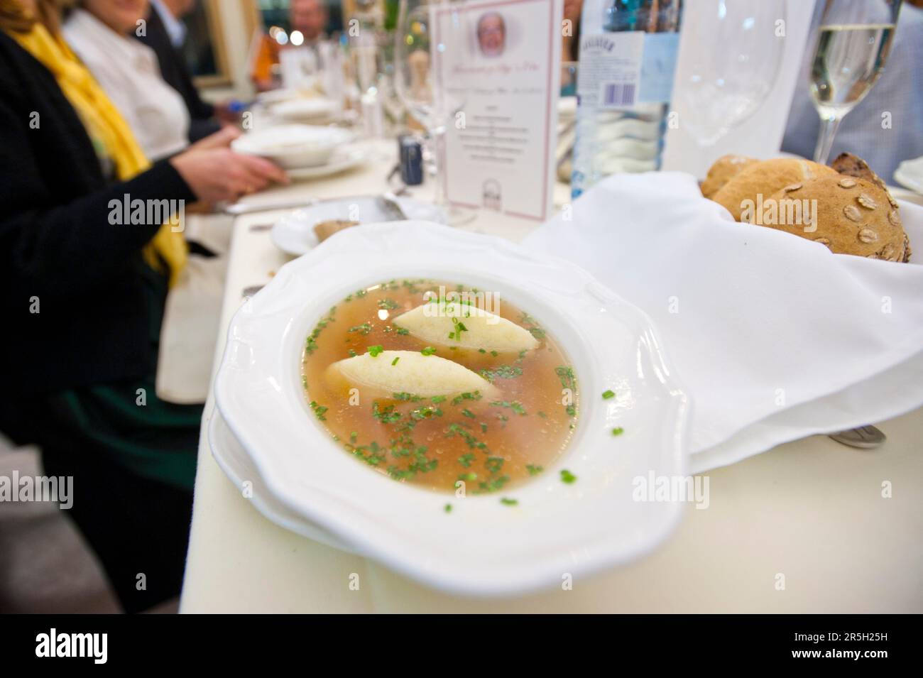 Griesnockerlsuppe, festlich gedeckter Tisch, festliche Gondel, Riesenrad am Prater, Wien, Österreich Stockfoto