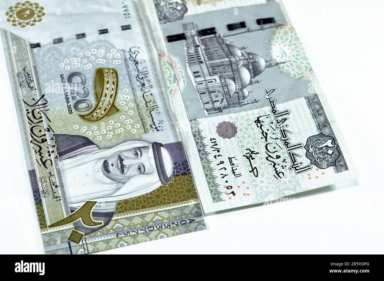 Saudi-Arabien 20 SAR 20-riyale-Banknote mit 20 LE 20-ägyptischen Pfund-Scheinen, ägyptischer und saudischer Wechselkurs mit Muhammad Ali Moschee, P. Stockfoto