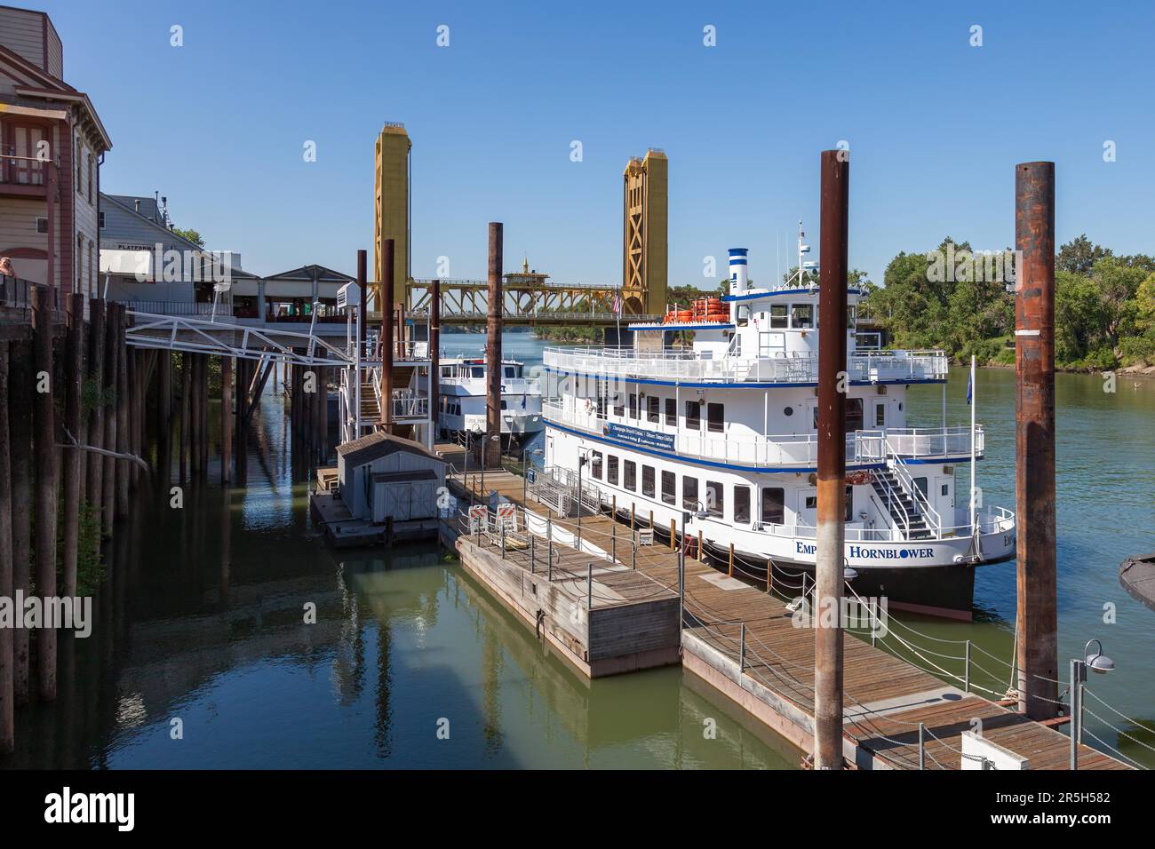 SACRAMENTO, KALIFORNIEN, USA - AUGUST 5 : Hornblower-Boot, das am 5. August 2011 in der Nähe der Tower Bridge in Sacramento, Kalifornien, USA, festgemacht wurde Stockfoto