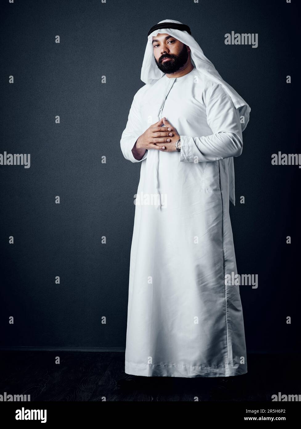 Halten Sie das Geschäftsziel intakt. Studiofoto eines jungen Mannes in islamischer traditioneller Kleidung, der vor einem dunklen Hintergrund posiert. Stockfoto