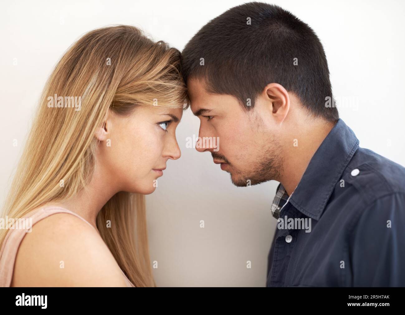 Die Dinge ernst nehmen. Ein ernstes junges Paar, das sich aufmerksam anschaut. Stockfoto