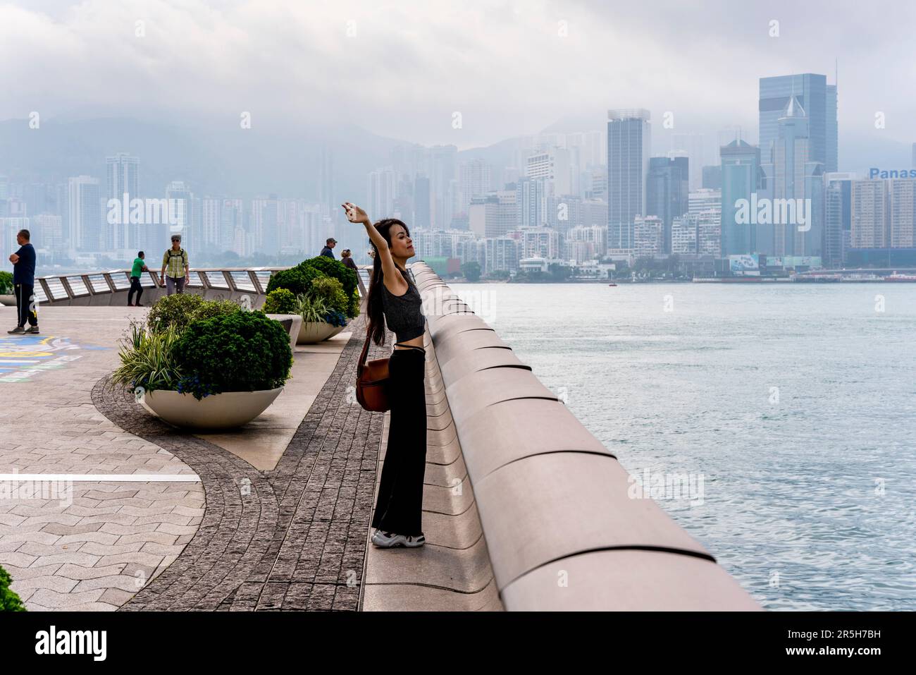 Eine Frau posiert für Ein Foto auf der Avenue of Stars, Kowloon, Hongkong, China. Stockfoto