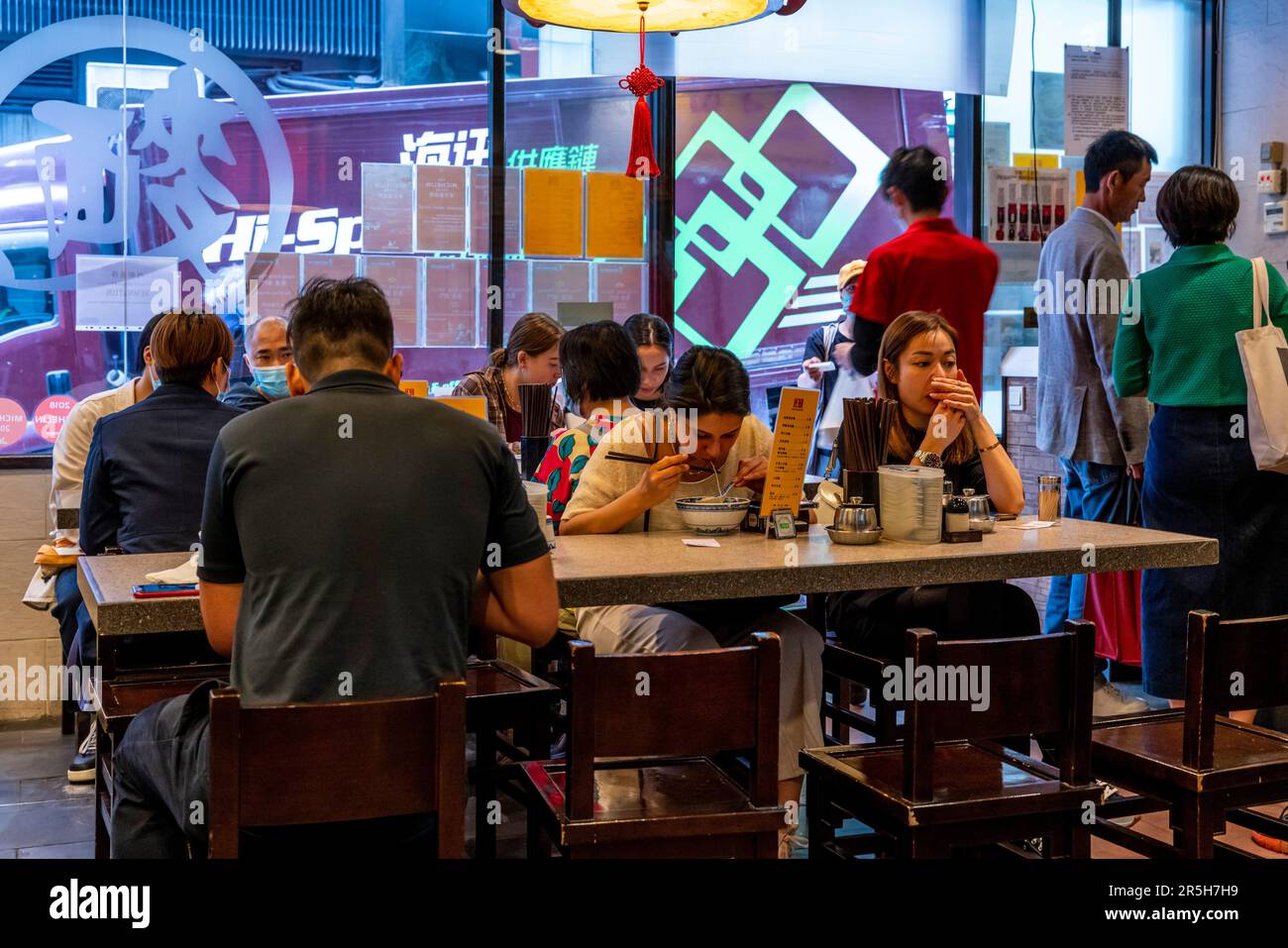 Chinesen essen zu Mittag im Tsim Chai Kee Restaurant, Hongkong, China. Stockfoto