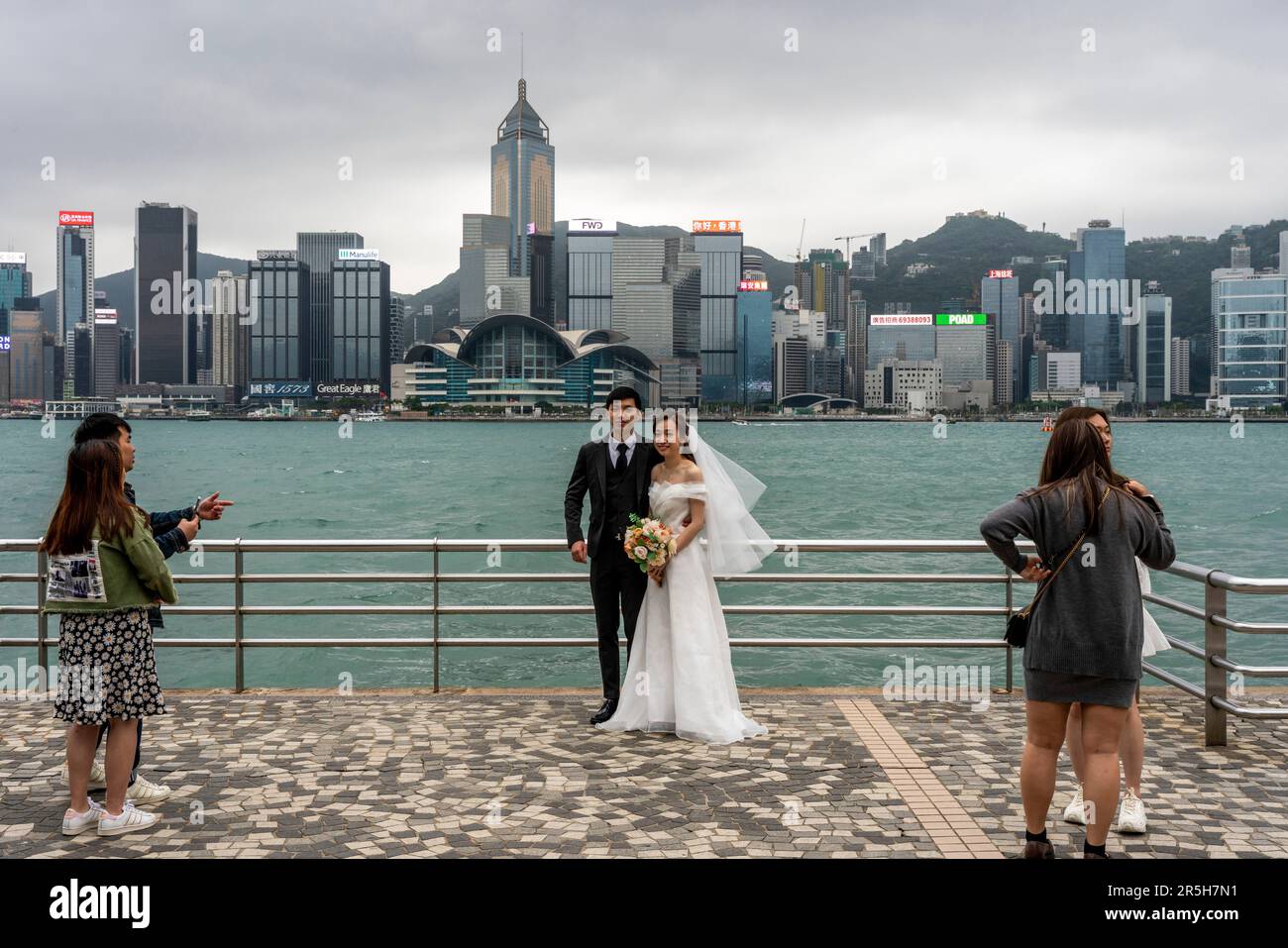 Ein frisch verheiratetes Paar posiert für Ein Foto vor der Kulisse von Hong Kong Island, Hong Kong, China. Stockfoto