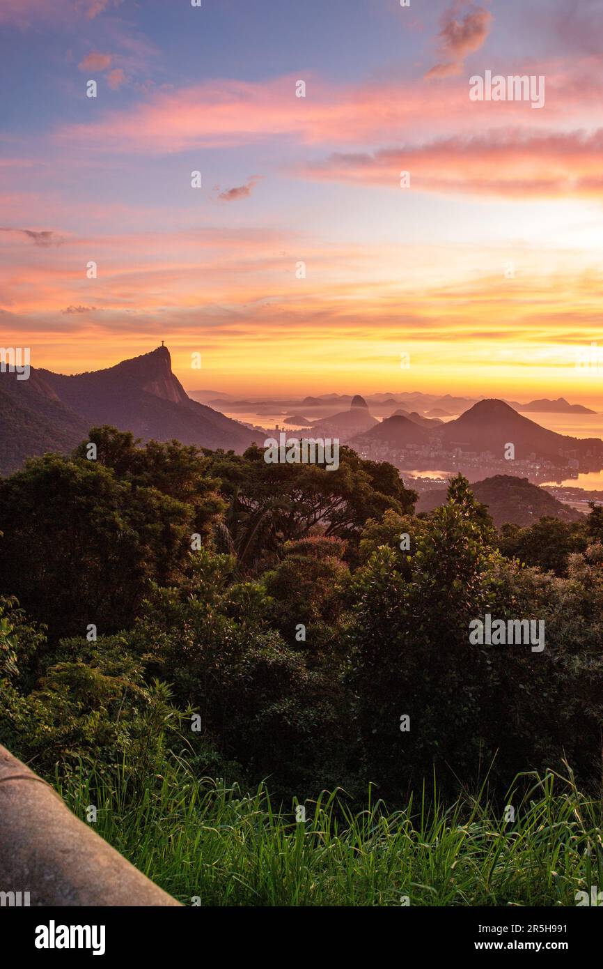 Morgengrauen in chinesischer Sicht in Rio de Janeiro, Brasilien. Stockfoto