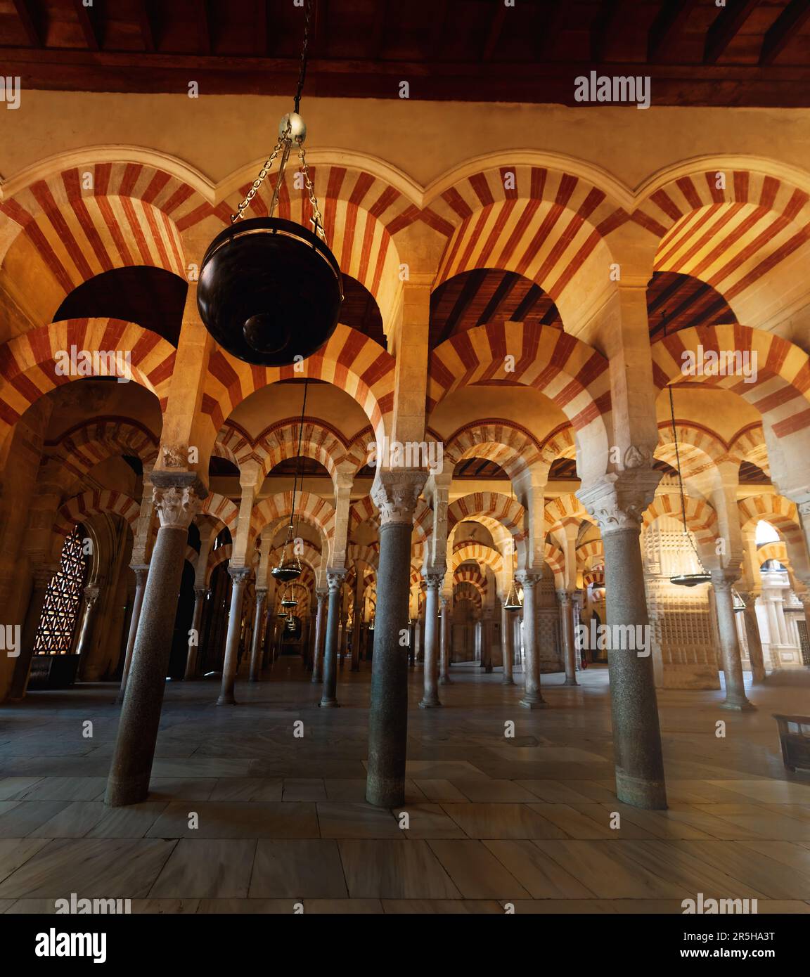 Bögen und Säulen der hypostilvollen Gebetshalle in der Moschee-Kathedrale von Cordoba (Erweiterung Abd ar-Rahman II) - Cordoba, Andalusien, Spanien Stockfoto