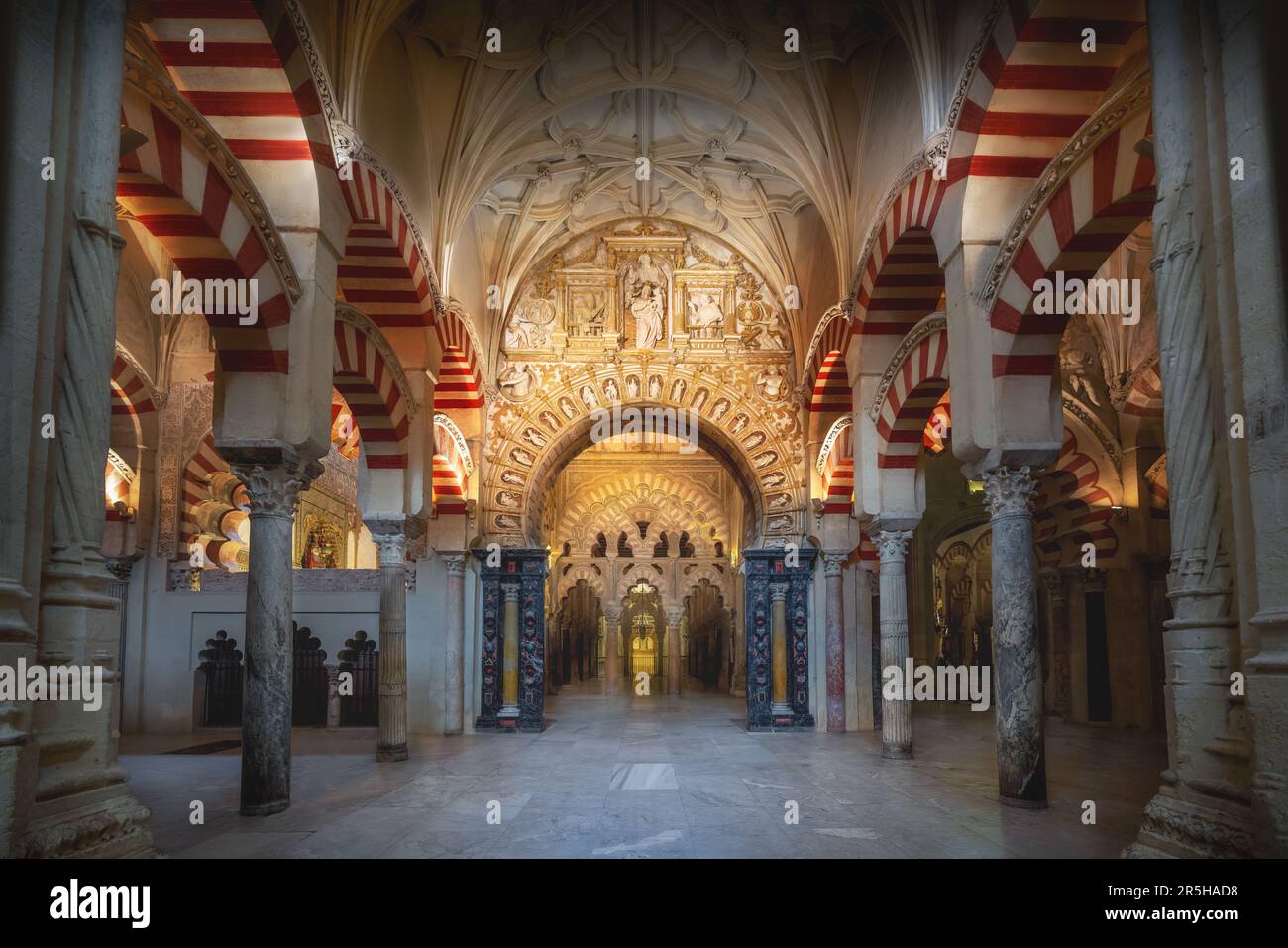 Bogen mit christlichen Elementen in der Al-Hakam II Expasion Gegend der Moschee-Kathedrale von Cordoba - Cordoba, Andalusien, Spanien Stockfoto