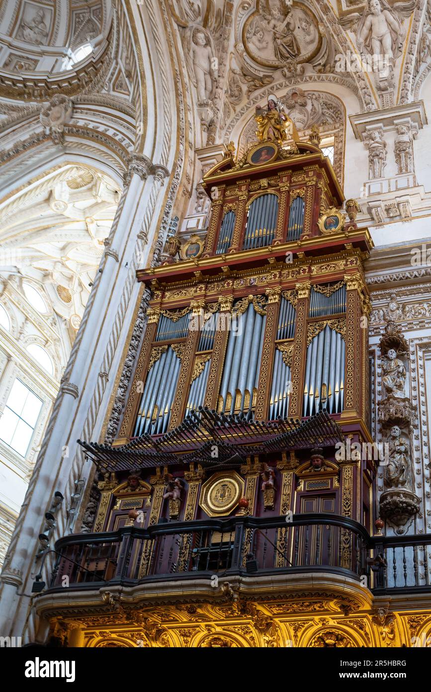 Pfeifenorgel in der Moschee-Kathedrale von Cordoba - Cordoba, Andalusien, Spanien Stockfoto