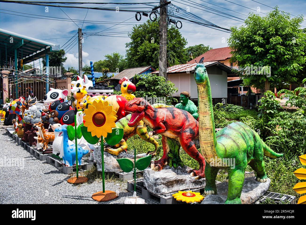 Statuen von Dinos und anderen Tieren, die als Haus- und Gartenschmuck in einem Geschäft in Thailand verwendet werden Stockfoto