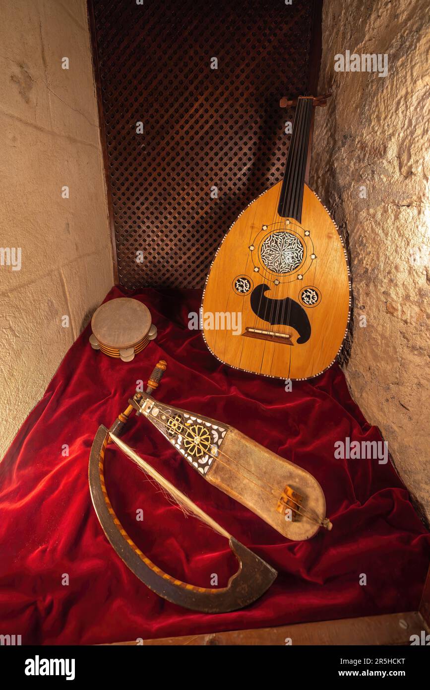 Arab Out, Rebab und DAF - andalusische Musikinstrumente im Alive Museum of Al-Andalus im Calahorra Tower - Cordoba, Andalusien, Spanien Stockfoto