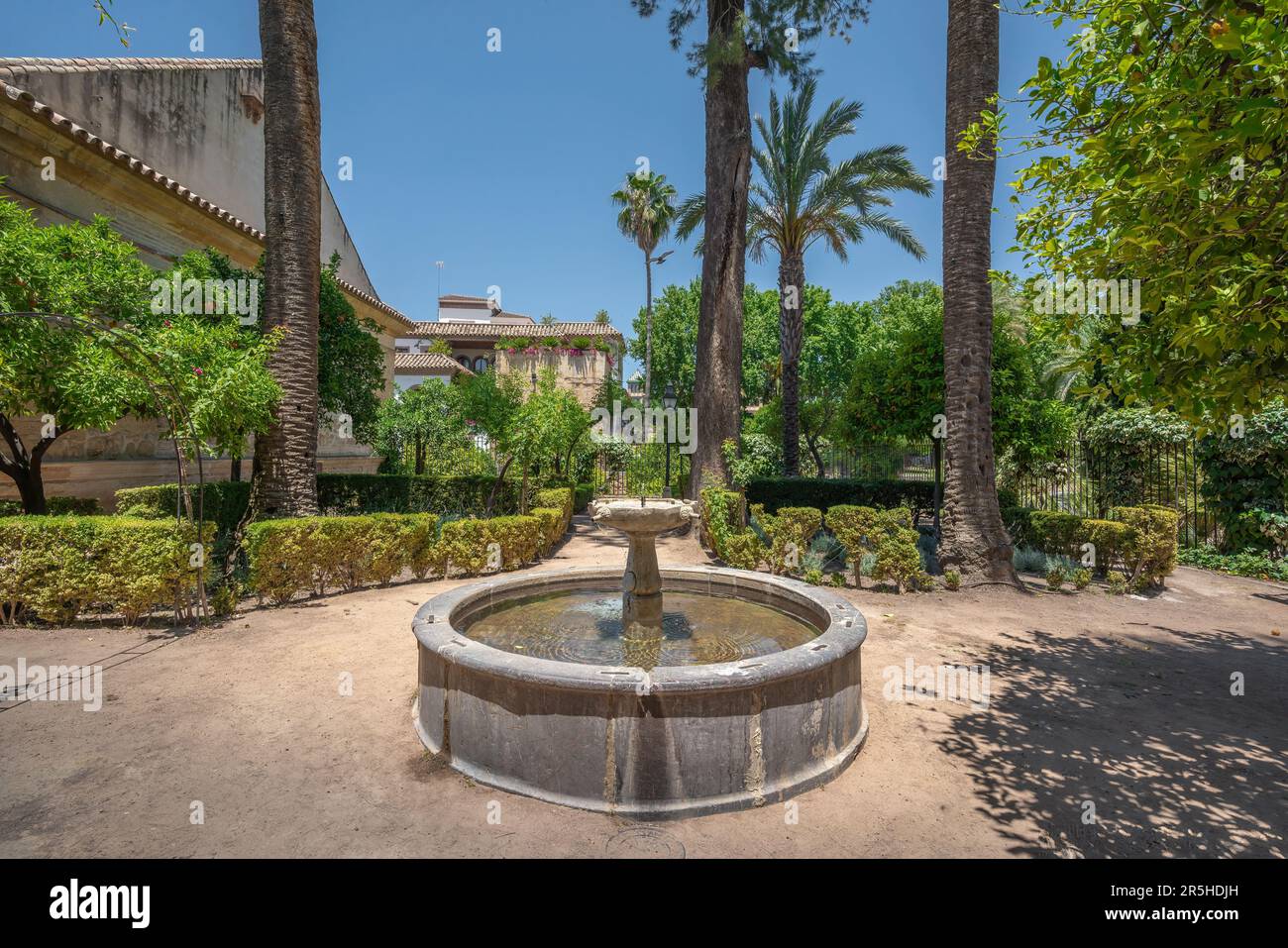 Höherer Brunnen im Garten Alcazar de los Reyes Cristianos - Cordoba, Andalusien, Spanien Stockfoto
