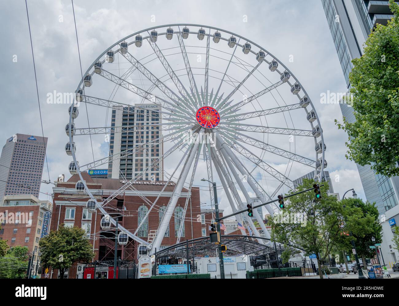 ATLANTA, GA – 1. Juni 2023: Das SkyView Riesenrad ist im Zentrum von Atlanta zu sehen. Stockfoto