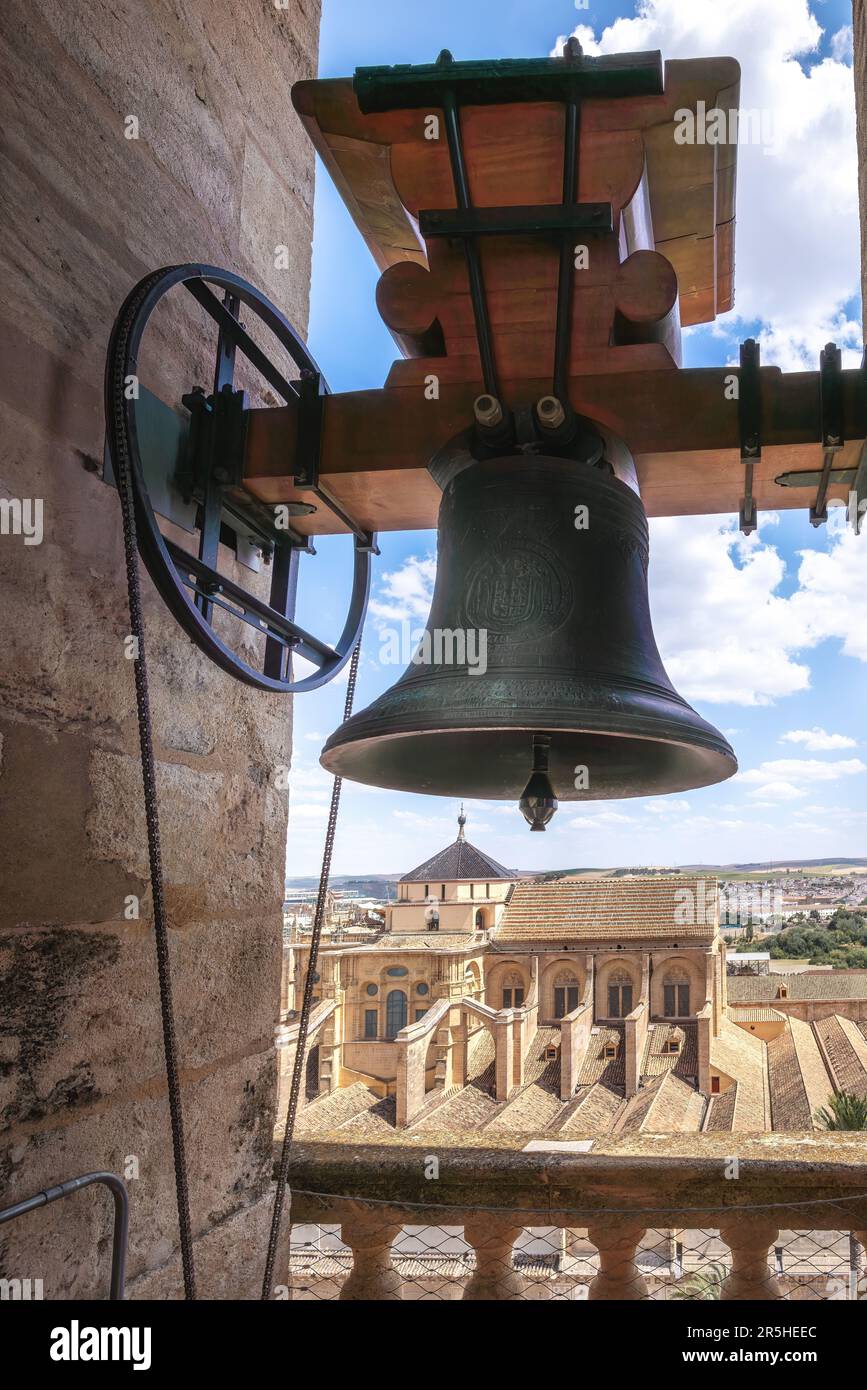 Glocke an der Moschee-Kathedrale des Turms von Cordoba - Cordoba, Andalusien, Spanien Stockfoto
