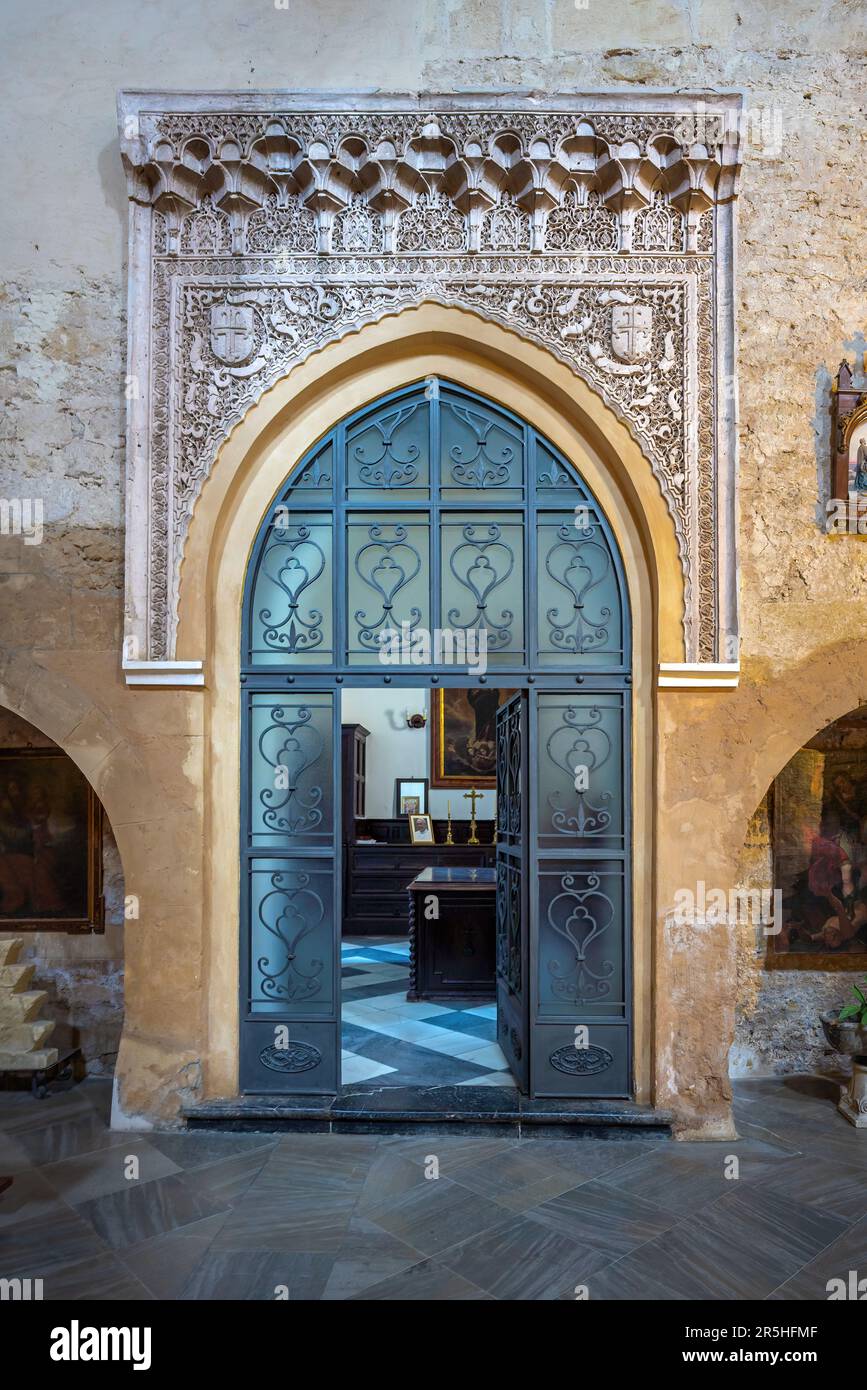 Tür zur ehemaligen Kapelle des Orozco in Santa Marina Kirche - Route der Fernandinerkirchen - Cordoba, Andalusien, Spanien Stockfoto