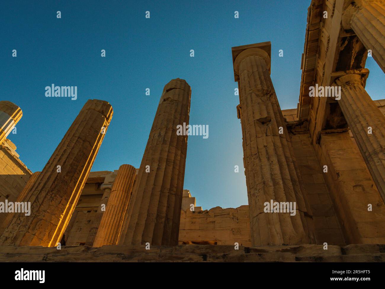 Blick auf den Tempel der Göttin Athena auf dem Akropolis-Hügel, Athen, Griechenland Stockfoto