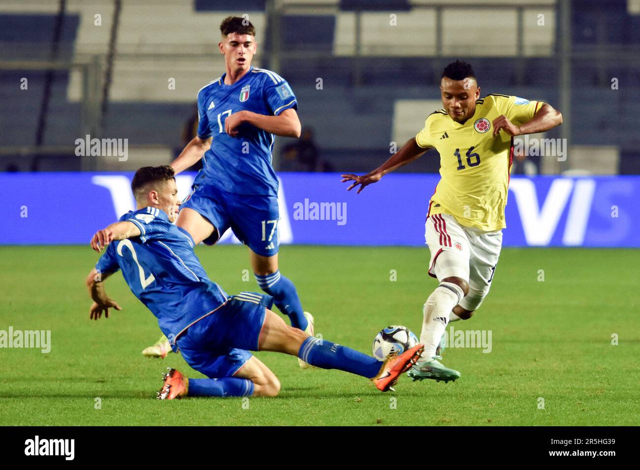 (230604) -- SAN JUAN, 4. Juni 2023 (Xinhua) -- Mattia Zanotti (L) aus Italien tritt beim Viertelfinale der FIFA-Weltmeisterschaft U20 zwischen Italien und Kolumbien in San Juan, Argentinien, 3. Juni 2023 mit Oscar Cortes aus Kolumbien an. (TELAM/Handout über Xinhua) Stockfoto