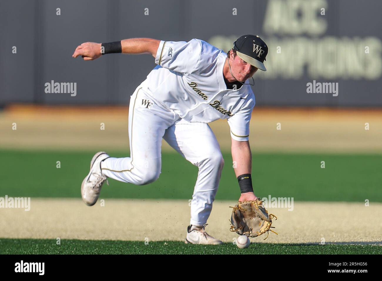 2. Juni 2023: Wake Forest University Junior Justin Johnson (6) schlägt Ball. Wake Forest gewinnt 12 - 0 gegen George Mason. NCAA Regional Tournament - Baseballspiel zwischen George Mason und Wake Forest University im David F. Couch Ballpark, Winston Salem. North Carolina.David Beach/CSM(Kreditbild: © David Beach/Cal Sport Media) Stockfoto