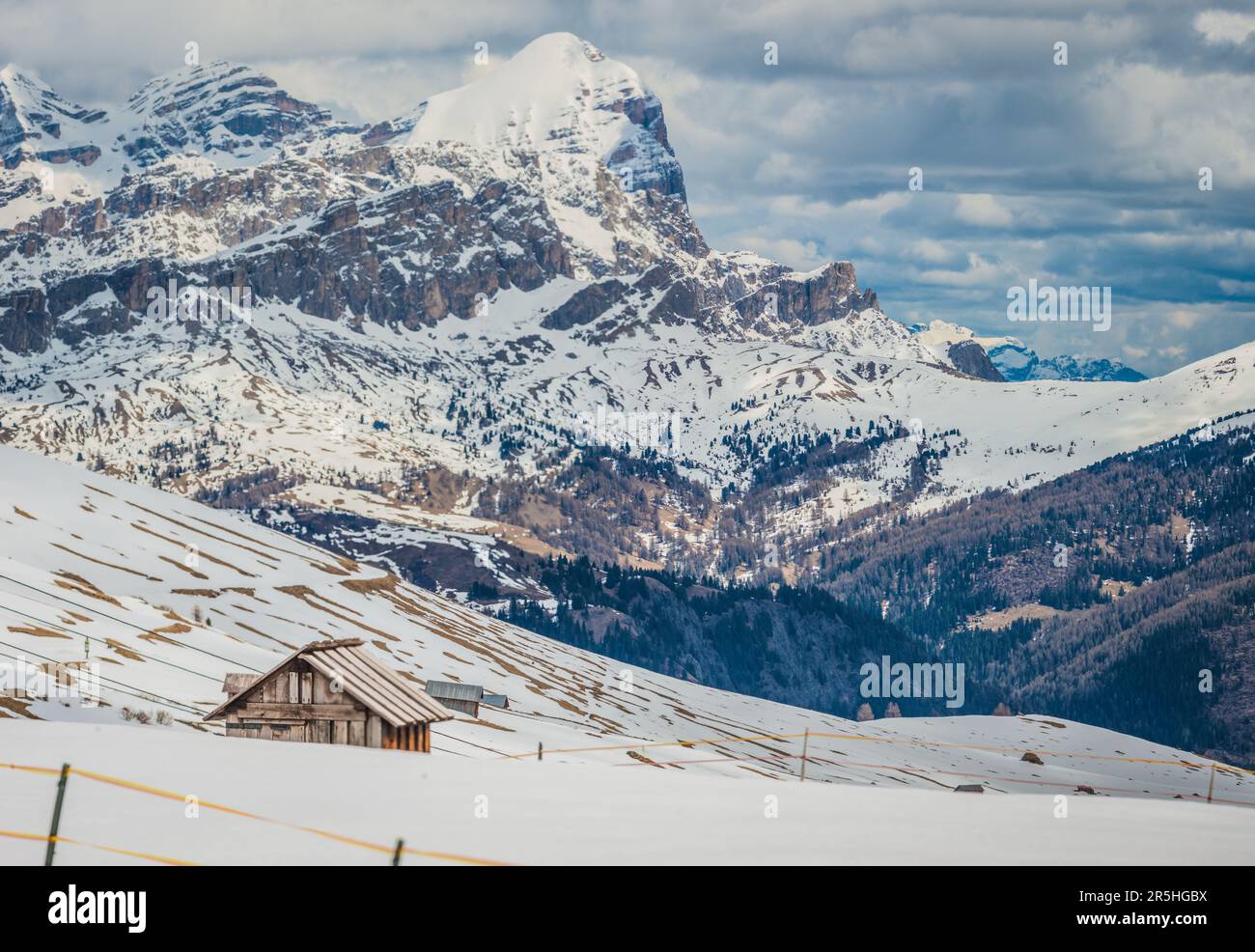 Holzhütte im Schnee in den Dolomiten Europäische Alpen Stockfoto