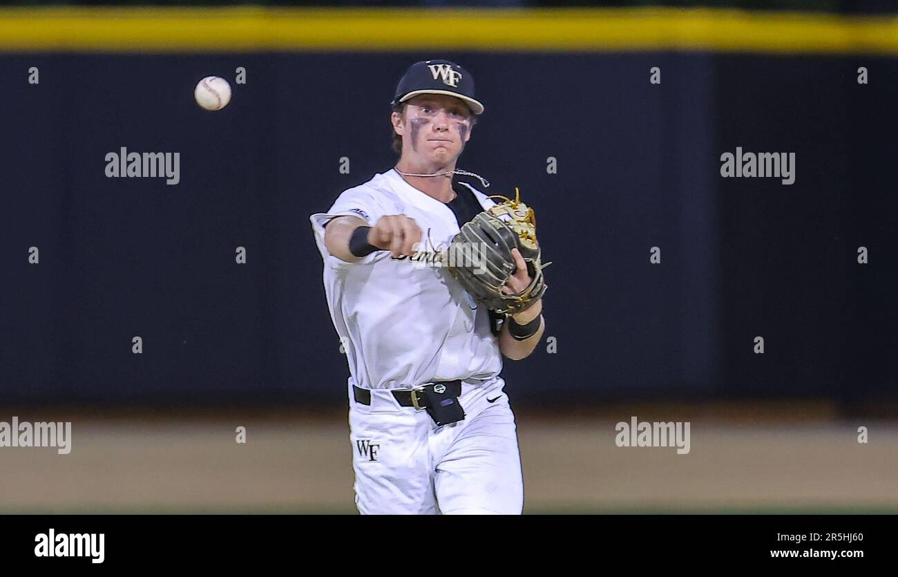 2. Juni 2023: Wake Forest University Junior Justin Johnson (6) wirft an erster Stelle, um rumzumachen. Wake Forest gewinnt 12 - 0 gegen George Mason. NCAA Regional Tournament - Baseballspiel zwischen George Mason und Wake Forest University im David F. Couch Ballpark, Winston Salem. North Carolina.David Beach/CSM(Kreditbild: © David Beach/Cal Sport Media) Stockfoto